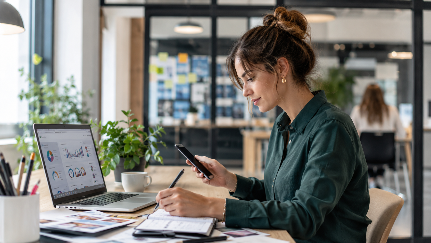 jeune femme qui travaille à son bureau sur son téléphone