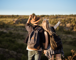 homme et femme dans la nature en voyage