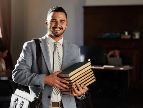 Faire du droit sans passer par la fac : une nouvelle voie prisée des jeunes en 2025