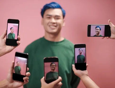 Influenceurs IA : nouveaux porte-voix virtuels, les enjeux pour la com’