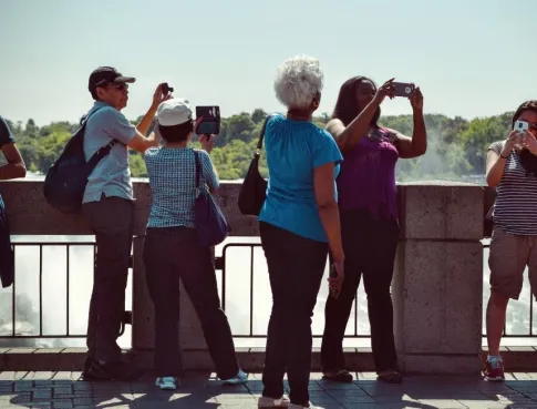 La réalité mixte redéfinit l’expérience visiteur, guide du tourisme expérimental