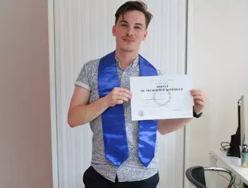 Axel, ancien étudiant en BTS Tourisme chez AFTEC Vannes, revient chercher son diplôme