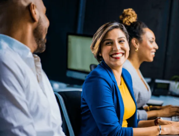 quatre-raisons-de-rejoindre-un-secteur-innovant-trois-personnes-qui-travaillent