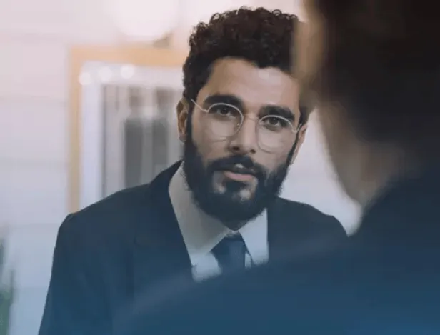 bts-tourisme-homme-avec-des-lunettes