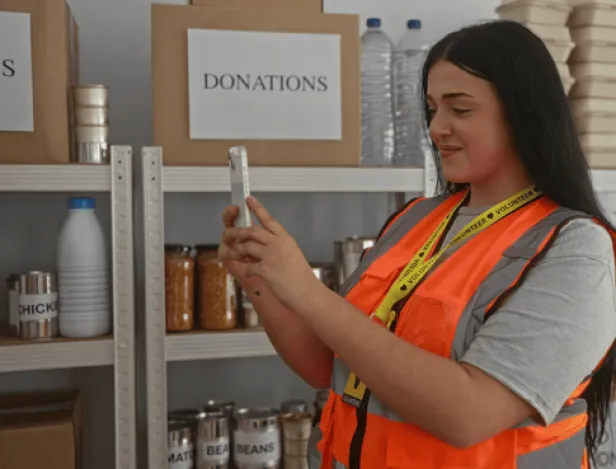 aftec-logistique-humanitaire-comment-le-bts-gtla-prepare-a-intervenir-en-situation-de-crise-femme-qui-utilise-son-telephone-pour-faire-un-stock-de-nourriture
