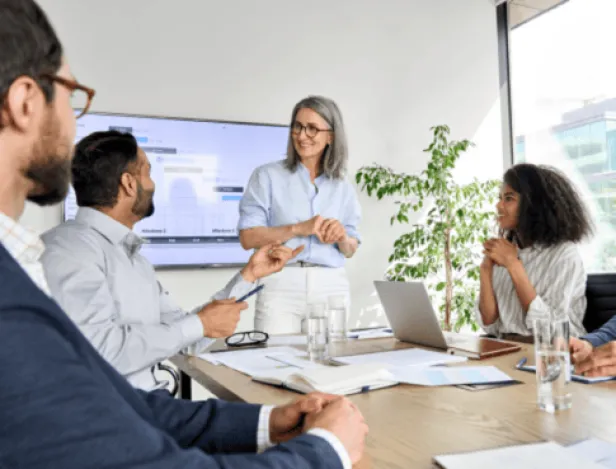 carriere-commerciale-bts-mco-conseiller-clientele-aftec-groupe-de-personnes-en-reunion