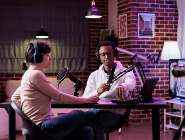 ecole-commerce-AFTEC-Personnes-qui-réalisent-un-podcast