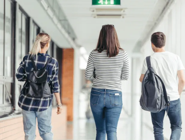 ecole-commerce-AFTEC-étudiants-qui-marchent-dans-un-couloir