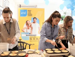 aftec-game-crepes-evenement-equipe-brest-trois-femmes-preparant-des-crepes aftec-game-crepes-evenement-equipe-brest-trois-femmes-preparant-des-crepes